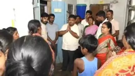 উদয়পুর: পাল পাড়ার ১২ পরিবারের সদস্যরা বন্যার ফলে শরণার্থী শিবিরে আশ্রয় নিতে হয়েছে পরিদর্শন করেন শরণার্থী শিবির বিধায়ক
