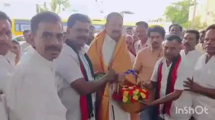 வாலாஜா: பாரதி நகரில் உள்ள திமுக மாவட்ட அலுவலகத்தில் மாற்றுக் கட்சியினர் அமைச்சர் காந்தி தலைமையில் திமுகவில் இணைந்தனர்