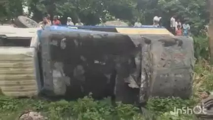 अतरी: अतरी में बोरवेल ट्रक पलटा, एक मजदूर जख्मी