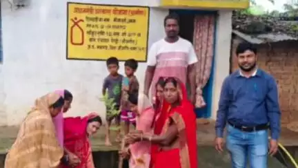जांजगीर: प्रधानमंत्री आवास योजना के हितग्राहियों के घरों के सामने 'एक पेड़ मां के नाम' अभियान के तहत किया गया वृक्षारोपण
