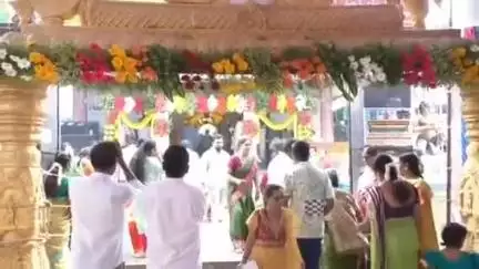 అనంతపురంలో గురు పౌర్ణమి సందర్భంగా 55 లక్షల రూపాయలు విలువైన బంగారు  కిరీటాన్ని సాయిబాబా కి అలంకరించి పూజలు నిర్వహించారు