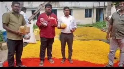 ಮಾನ್ವಿ: ಪಟ್ಟಣದ ಇಸ್ಲಾಂ ನಗರದಲ್ಲಿ ಆಹಾರ ಪದಾರ್ಥಗಳ ಕಲಬೆರಿಕೆ ಮಾಡುತ್ತಿದ್ದ ಸ್ಥಳಕ್ಕೆ ಆಹಾರ ನಿರೀಕ್ಷಕರು ಇತರೆ ಅಧಿಕಾರಿಗಳು ದಾಳಿ