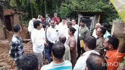 ಶಿರಸಿ: ಹಲಸಿನಕೊಪ್ಪದಲ್ಲಿ ಮನೆ ಕುಸಿತ, ಸಂತ್ರಸ್ತ ಕುಟುಂಬಕ್ಕೆ ಪರಿಹಾರ ವಿತರಿಸಿದ ಶಾಸಕ ಭೀಮಣ್ಣ