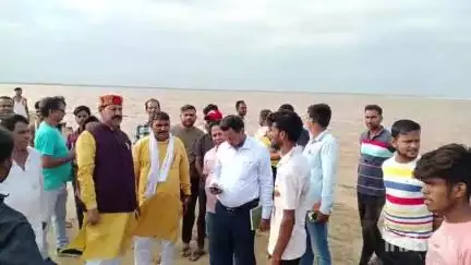 मनेर: हल्दी छपरा में गंगा नदी के कटाव को रोकने के लिए विधायक भाई वीरेंद्र और अधिकारियों की टीम ने किया निरीक्षण