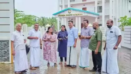 ഹൊസ്ദുർഗ്: തെരുവ് വിളക്കുകൾ പ്രവർത്തനക്ഷമമാക്കാത്ത നീലേശ്വരം നഗരസഭക്കെതിരെ യു.ഡി.എഫ് കൗൺസിലർമാർ പന്തംകൊളുത്തി പ്രതിഷേധിച്ചു