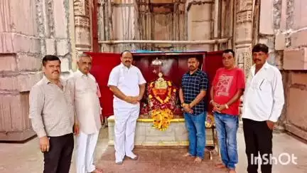 રાપર: ગુરૂ પૂર્ણિમાના પાવન પર્વ નિમિતે રાપર ધારાસભ્યે મોમાયમોરા ખાતે મોમાઈ માતાજીના દર્શન કરી આશીર્વાદ મેળવ્યા