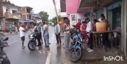 चतरा: चतरा-हजारीबाग मुख्य मार्ग पर ब्लॉक मोड़ के पास दो बाइकों की टक्कर, दो लोग घायल