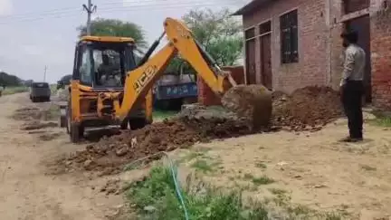 लहार: ग्राम सिकरी में प्रशासन की बड़ी कार्रवाई, अतिक्रमण हटाने से रुकावट दूर, 25 से अधिक निर्माण तोड़े गए