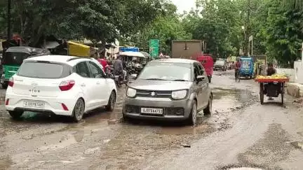 વાઘોડિયા: વાઘોડિયા ના મુખ્ય માર્ગો પર કમર તોડખાળા રાજના કારણે વાહન ચાલકો તોબા પોકારી ઉઠ્યા# jansamasya