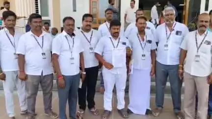 மயிலாடுதுறை: மாவட்ட ஆட்சியர் அலுவலகத்தில் வாடகை வாகனம் ஓட்டுவோர் ஆட்சியரை சந்தித்து கோரிக்கை மனு அளித்தனர்