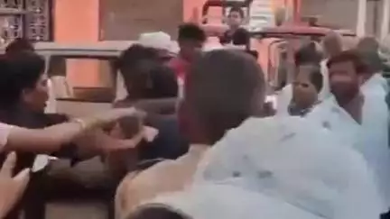 बिल्सी: बिल्सी नगर के थाना मोड़ के पास परिवार के लोगों में हुई मारपीट, मारपीट का वीडियो सोशल मीडिया पर तेजी से वायरल