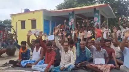 रानीगंज: सहारा एजेंट पर खाताधारकों से खड़ी करने का आरोप, हर्ष चौक पर लोगों ने किया प्रदर्शन थाने में दिया आवेदन#jansamasya