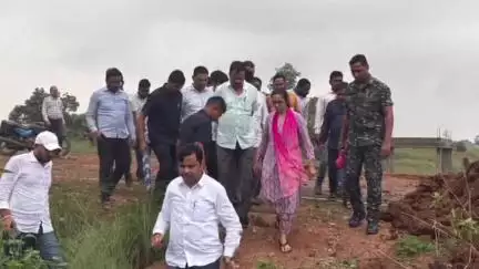 ଝାରସୁଗୁଡା: ବନ୍ୟାରେ ମୁନ୍ଦ୍ରାଯୋରରୁ ଅଇତାପାଲି ଯିବା ରାସ୍ତାରେ ବିପଦ ସଙ୍କୁଳ ଥିବା ତେଲେନ୍ ନଦୀ ପୋଲର ନିରୀକ୍ଷଣ କଲେ ରାଜସ୍ୱ ମନ୍ତ୍ରୀ