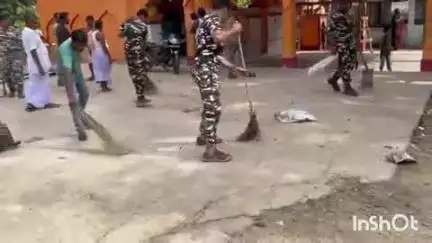 मधवापुर: एसएसबी जवानों ने ग्रामीणों संग महारानी स्थान मंदिर व बस स्टैंड की सफाई की