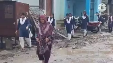 खुरई: सीवर लाइन खुदाई से सड़कें बर्बाद, कीचड़ और गड्ढों से वाहन चालक व बच्चे परेशान