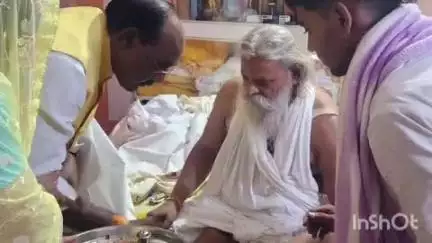 मौ: भाजपा नेता लालसिंह आर्य ने दंदरौआ धाम में रामदास जी महाराज का आशीर्वाद लिया