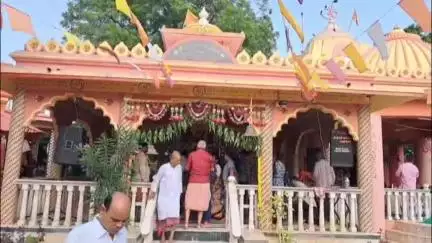 ખંભાત: આંબાખાડ ખાતે આવેલ શ્રી નિત્યાનંદ મંદિરે ગુરૂપૂર્ણિમા પર્વે દર્શનાર્થીઓ ઉમટ્યા