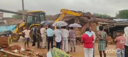 मेराल: अटौला बस स्टैंड के पास प्रशासन ने बुलडोजर चलाकर गढ़वा-मझिआंव मुख्य पथ को किया अतिक्रमण मुक्त