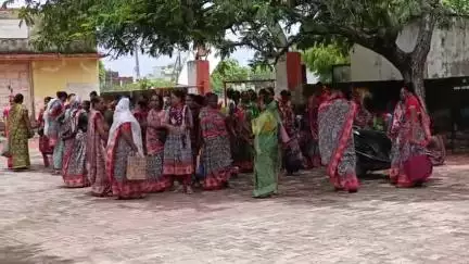 લખતર: તાલુકાના આંગણવાડી વર્કર તેમજ હેલ્પર બહેનો દ્વારા પડતર માંગણીઓને લઇ સીડીપીઓને આવેદનપત્ર પાઠવાયુ