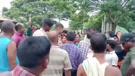 ବ୍ରହ୍ମଗିରି: ରାୟପୁର ଠାରେ ଡ଼ଙ୍ଗା କାଗଜ ପତ୍ର ଯାଞ୍ଚ ସମୟରେ ଅତିରିକ୍ତ ତହସିଲଦାରଙ୍କୁ ଘେରିଲେ ଡ଼ଙ୍ଗା ମାଲିକ