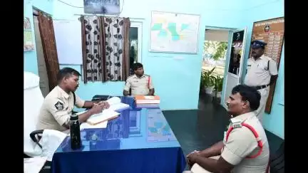 రొంపిచర్ల, కల్లూరు పోలీస్ స్టేషన్లను తనిఖీ చేసిన ఎస్పీ మణికంఠ చందోల్, రికార్డుల పరిశీలన