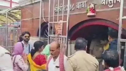 जरमुण्डी: उपायुक्त और पुलिस महानिरीक्षक ने बासुकीनाथ मंदिर में बाबा भोले की पूजा अर्चना की