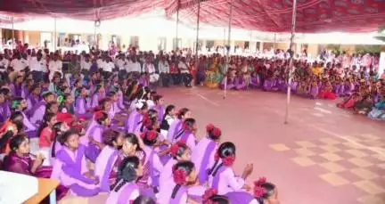 కొండపి: సింగరాయకొండలో పర్యటించి గురుకుల పాఠశాల విద్యార్థులను బాగా చదువుకుంటానే ఉన్నత శిఖరాలకు వెతుకుతారని అవగాహన కల్పించిన ఎస్పీ