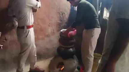 মঙ্গলকোট: বৃষ্টিকে উপেক্ষা করেই চোলাই মদ বন্ধে জোরদার অভিযান চালালো মঙ্গলকোট আবগারি বিভাগ, তারা উদ্ধার করল ১০ লিটার চোলাই মদ