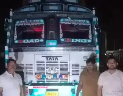बेहट: एसडीएम व राजस्व विभाग की टीम ने बेहट व मिर्ज़ापुर से बिना प्रपत्रों के रेत से भरे 9 डंपर पकड़े, सीज किए
