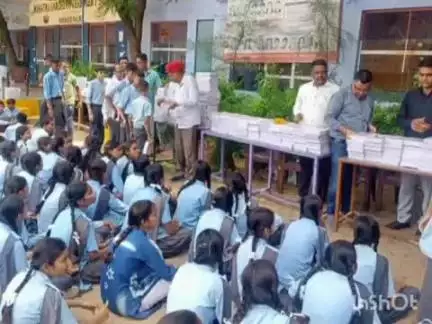 बाली: खुडाला में पीएम श्री महात्मा गांधी राजकीय विद्यालय में 3000 नोटबुक वितरित, 600 विद्यार्थियों को मिली सामग्री