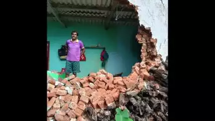 लोहरदगा: रुद गांव के महुआ दीपा में हाथी ने ग्रामीण का घर तोड़कर धान-चावल खाया