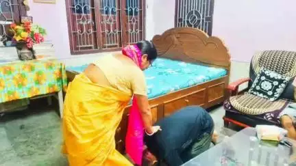 বিজনী ভাগ: বিজনীত গুৰু পূৰ্ণিমা উপলক্ষে শিক্ষা লাভ কৰা জ্যোৎস্না ভৌমিকৰ আশীৰ্বাদ গ্ৰহণ কৰে বিজনীৰ বিধায়ক অজয় কুমাৰ ৰায়ে