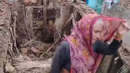 टेहरोली: बांसार में मूसलाधार बारिश के कारण गरीब महिला का मकान गिरा, घरेलू सामान हुआ खराब