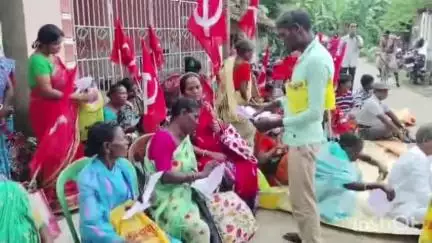 পোলবা-দাদপুর: কৃষক সমিতি ও ক্ষেতমজুর সংগঠনের উদ্যোগে  ডেপুটেশন দেয়া হল পোলবার আমনান গ্রাম পঞ্চায়েতে