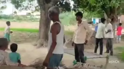 छिबरामऊ: कलकत्ता पूर्वा कुडरा गांव में एक ही परिवार के बीच जानी दुश्मनी के चलते लाठी-डंडे चले, वीडियो सोशल मीडिया पर वायरल