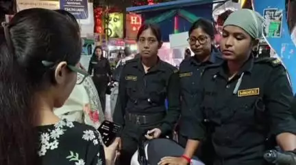 বারুইপুর: বারুইপুর পুলিশ জেলার উইনার্স টিমের সদস্যরা নরেন্দ্রপুর থানার সংলগ্ন বিভিন্ন এলাকা মহিলাদের সুরক্ষাতে টহলদারী চালান