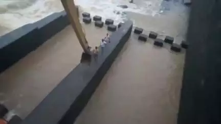 সিউড়ি ১: তিলপাড়া ব্যারেজের মাঝখানে আটকে পড়ল ৬ জন, ক্রেনে করে উদ্ধার করা হয় তাদের