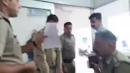 रुद्रपुर: रुद्रपुर के इंद्रा चौक के पास कार सवार युवकों ने कोतवाल की सरकारी गाड़ी को मारी टक्कर, दरोगा से की अभद्रता