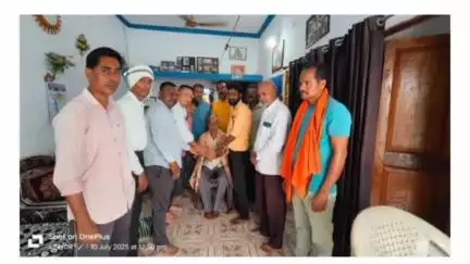 जिला मुख्यालय मोहला में भाजपा पदाधिकारियों ने गुरु पूर्णिमा पर गुरुजनों के घर जाकर उन्हें सम्मानित किया