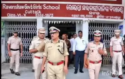 କଟକ ପୌରାଞ୍ଚଳ: ରାଷ୍ଟ୍ରପତିଙ୍କ  କଟକ ଗସ୍ତକୁ କେନ୍ଦ୍ରକରି ଗୁରୁବାର ଇଣ୍ଡୋର୍ ଷ୍ଟାଡିୟମ୍ ସମେତ ବିଭିନ୍ନ ସ୍ଥାନ ଅନୁଧ୍ୟାନ କଲେ ଡିଜିପି।