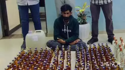 સાવરકુંડલા: આદસંગ ચોકડી પાસેથી ઇંગ્લિશ દારૂનો જથ્થો ઝડપી લેતી એલસીબી ટીમ.