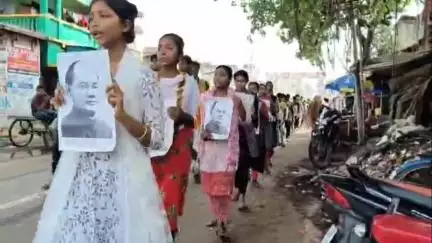 নারায়ণগড়: প্রশ্নপত্রে বিপ্লবীদের সন্ত্রাসবাদী বলে আখ্যা দেওয়ায় নারায়নগড় প্রতিবাদ মিছিল