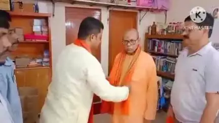 ইন্দাস: ইন্দাস মন্ডলের পদাধিকারী ও  কার্যকর্তাদের সঙ্গে নিয়ে সোমসার রামকৃষ্ণ মিশনে মহারাজের পা ছুয়ে আশীর্বাদ নিলেন BJP বিধায়ক