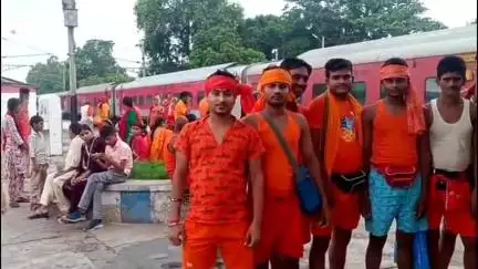 हुलासगंज: हुलासगंज से देवघर के लिए कांवरियों का जत्था बोलबम का नारा लगाते हुए रवाना