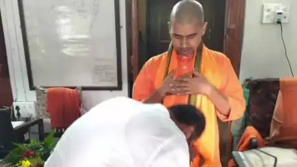 বেলডাঙা ১: গুরু পূর্ণিমায় মহারাজদের কে সংবর্ধনা দিতে বেলডাঙ্গা সারগাছি রামকৃষ্ণ মিশন আশ্রমের উপস্থিত বিজেপি জেলা সভাপতি