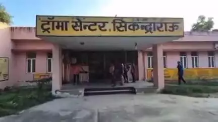 सिकंदराराऊ: फुलरई के पास डिवाइडर से टकराकर बाइक सवार हुआ घायल, स्थानीय लोगों ने कराया उपचार