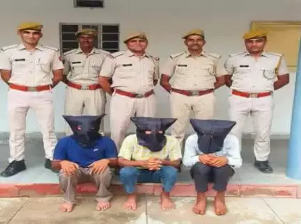 (थाना शिवाजी पार्क अलवर)

मोहर्रम के त्यौहार पर पुलिसकर्मी पर जानलेवा हमला करने वाले 03 शातिर बदमाश बापर्दा गिरफ्तार।
#RajasthanPolice #IgpJaipur
#Alwar #CrimeNews #Rajasthanews