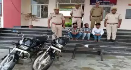 (थाना राजगढ)
लूट के प्रयास के आरोपीयो से वारदात के समय प्रयुक्त 02 मोटरसाईकिल व 01 देशी कट्टा को किया बरामद।
#RajasthanPolice #IgpJaipur
#Alwar #CrimeNews #Rajasthanews #Hindinews #BreakingNews #News21National