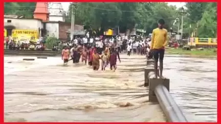 #ब्रेकिंग_न्यूज लगातार हो रही #बारिश से नदी नाले उफान पर, #खेडर_नदी उफनाई  #पुल के दो फिट ऊपर तक तेज रफ्तार से वह रहा पा
