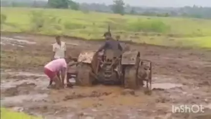 निवास: ग्राम मुकास में ट्रैक्टर के नीचे दबने से चालक की मौत, दर्दनाक हादसे का वीडियो हुआ वायरल